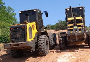 Rio Verde e Coxim são beneficiadas com motoniveladora e pá carregadeira na estrada da Beira Alta